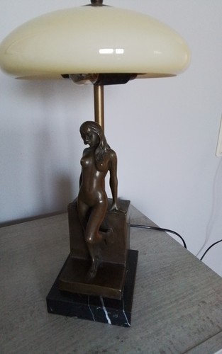 Bronzefigur mit lampe - lampe, signiert