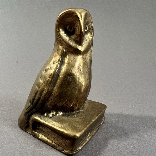 Bronze eule auf buch - eule,