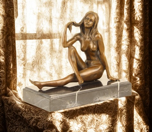 Bronzefigur sitzende nackte