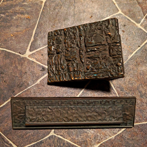 Brutalistisches bronze - brutalistisches,