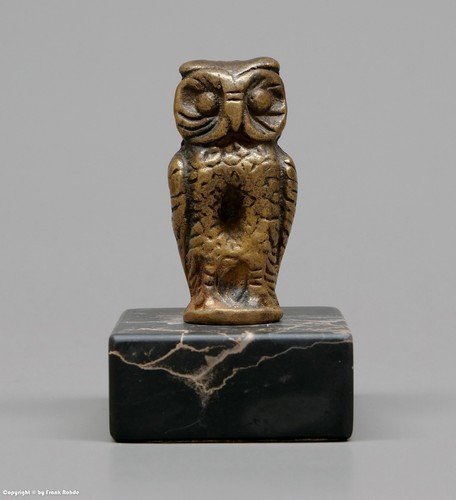Kleine bronze auf - auf, sockel