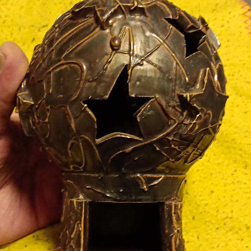 Bronze farbene skulptur - bronze,