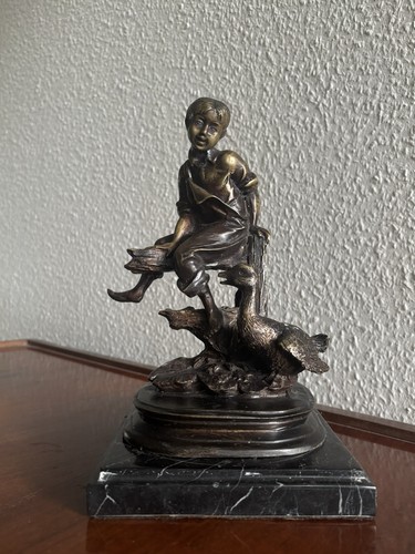 Bronze skulptur junge mit - junge,