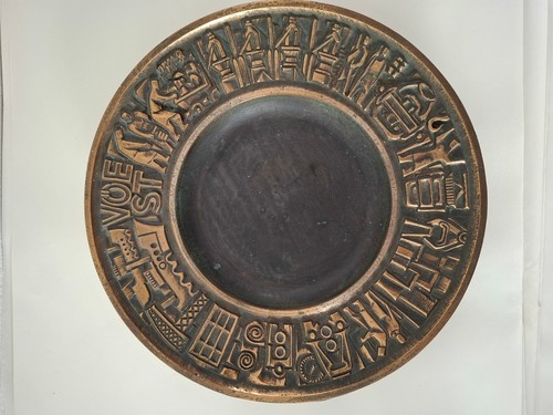 Brutalistischer bronze - brutalistischer,